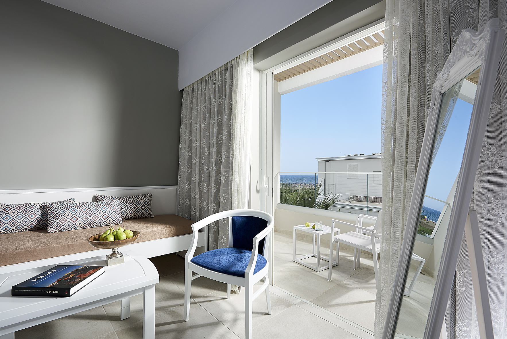 DELUXE DOUBLE ROOM WITH SIDE-VIEW OF THE SEA