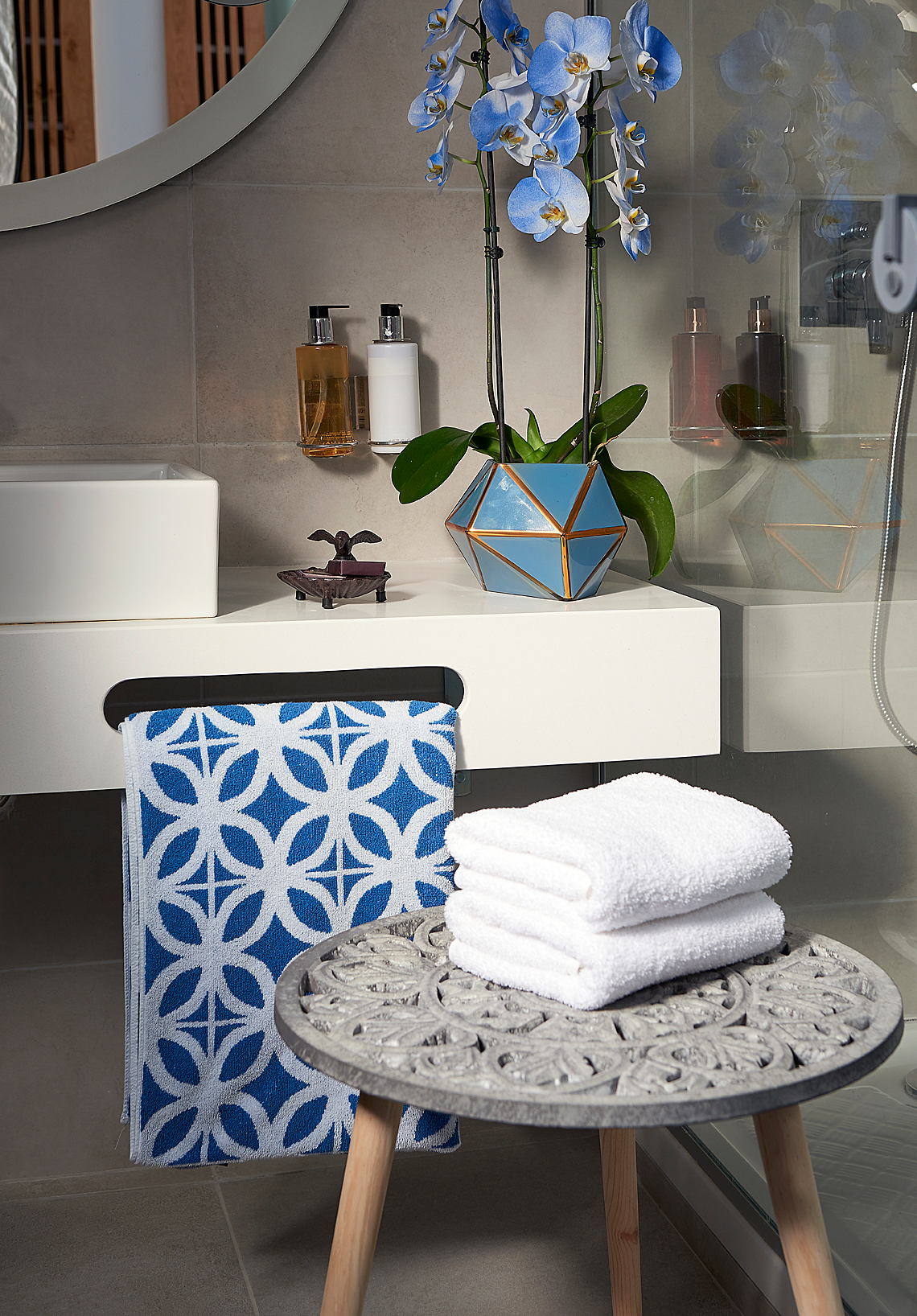 DELUXE DOUBLE ROOM WITH SIDE-VIEW OF THE SEA